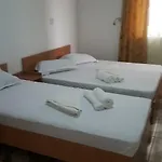 Vila Yza *