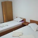 Vila Yza *